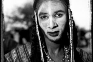 Dakara, ethnie Peuhl Wodaabe, cérémonie Geerewol, Adjangafa, Niger 2006 © Gilles PERRIN