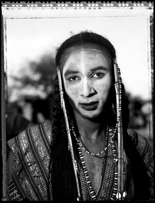 © Gilles PERRIN – Dakara, ethnie Peuhl Wodaabe, cérémonie Geerewol, Adjangafa, Niger 2006