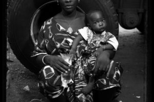 Bamata Kouanta vendeuse de poisson séché, avec son fils Mamadou, Mopti, Mali 2002
© Gilles PERRIN